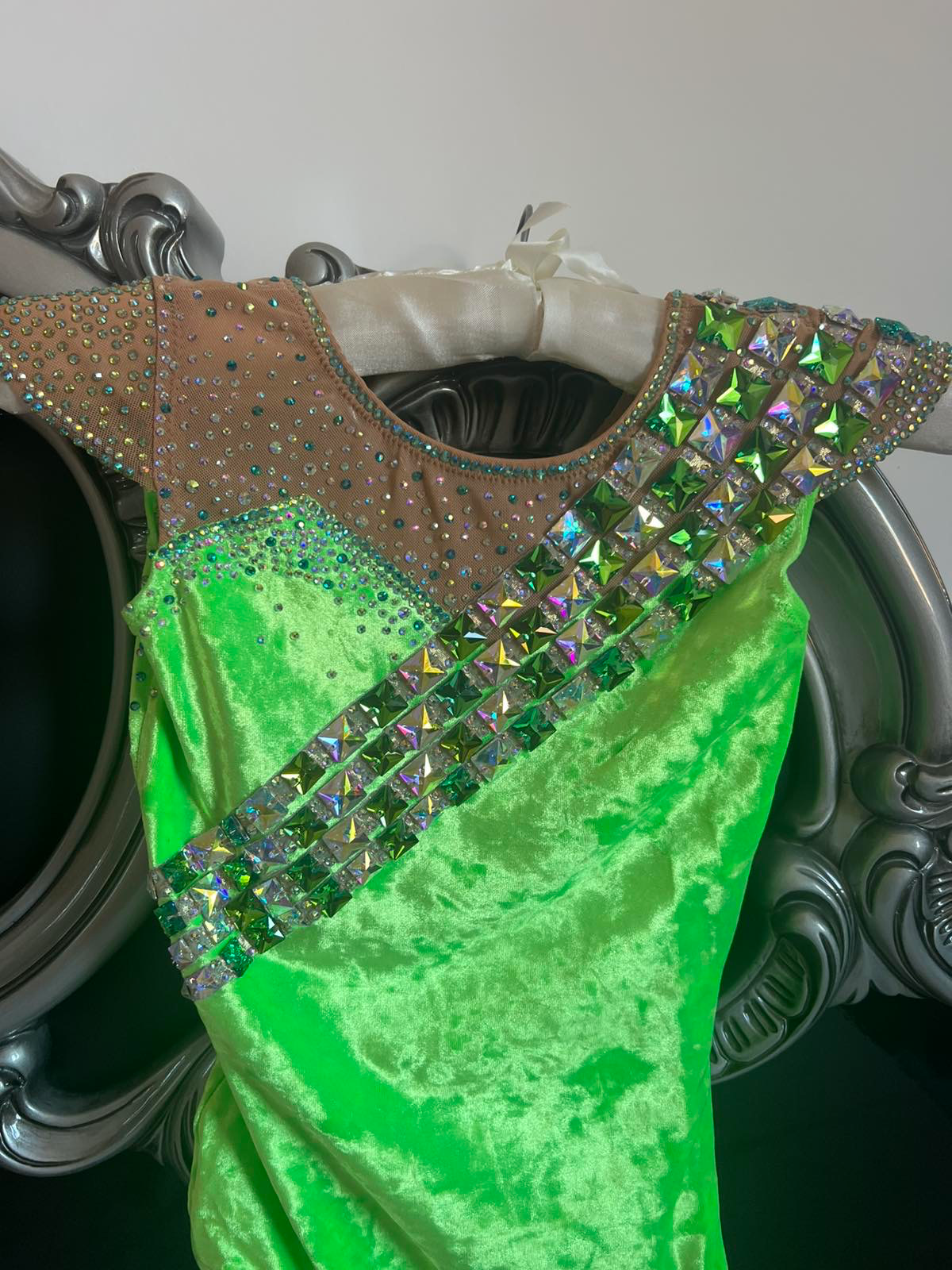 Vibrant velour neon green leotard for rhythmic gymnastics, age 9-10-11 years — photo 6