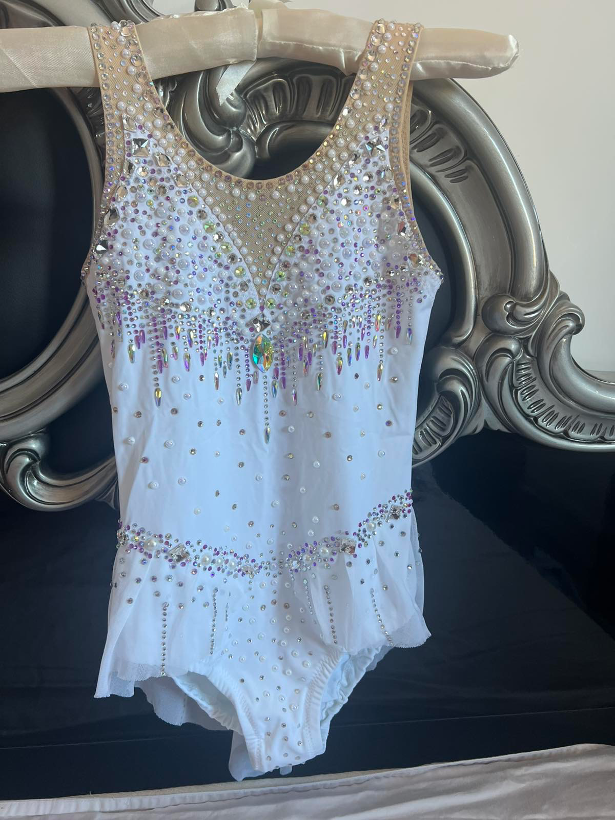 Rhythmic gymnastics leotard, white with purple rhinestones, for 12 years — photo 3