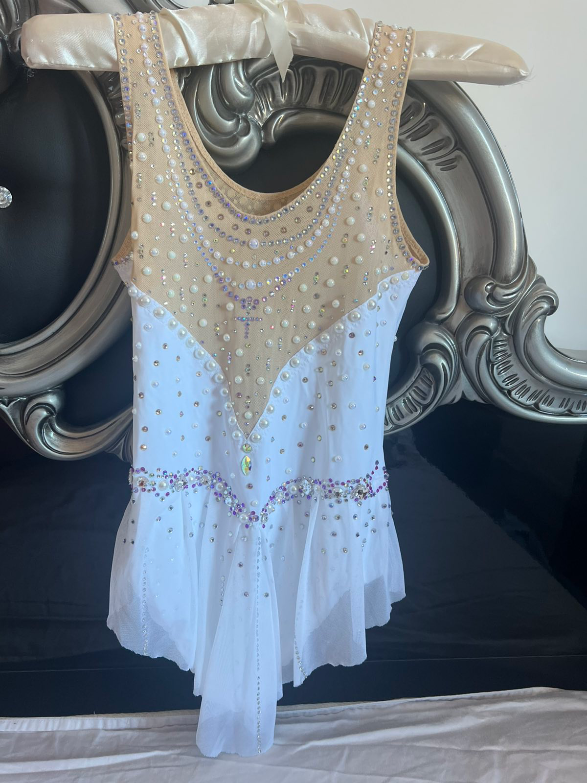 Rhythmic gymnastics leotard, white with purple rhinestones, for 12 years — photo 4
